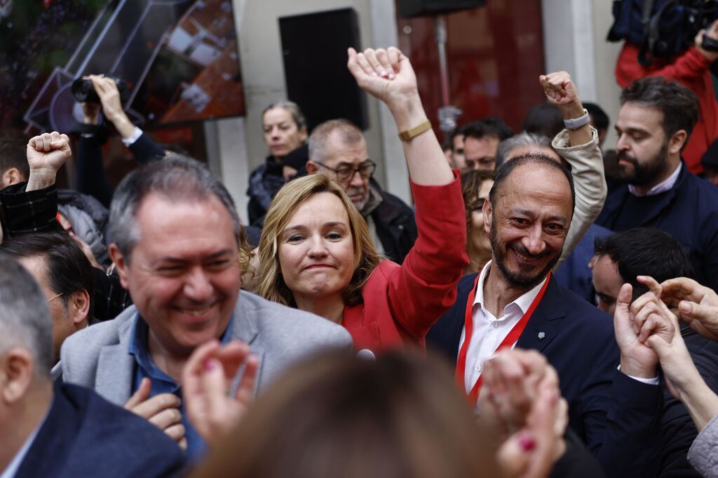 Los dirigentes socialistas salen a Ferraz para darse un ba&ntilde;o de masas