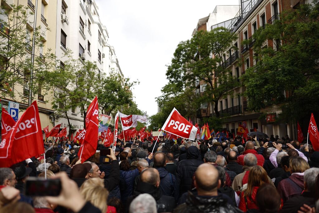La militancia socialista apoya en la calle a Pedro S&aacute;nchez